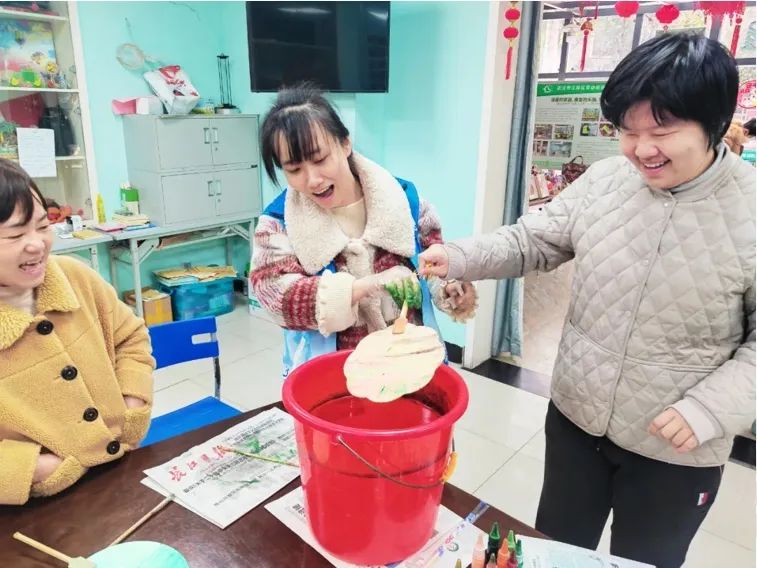 图为武汉市江岸区劳动街阳光家园开展非遗漆扇制作活动